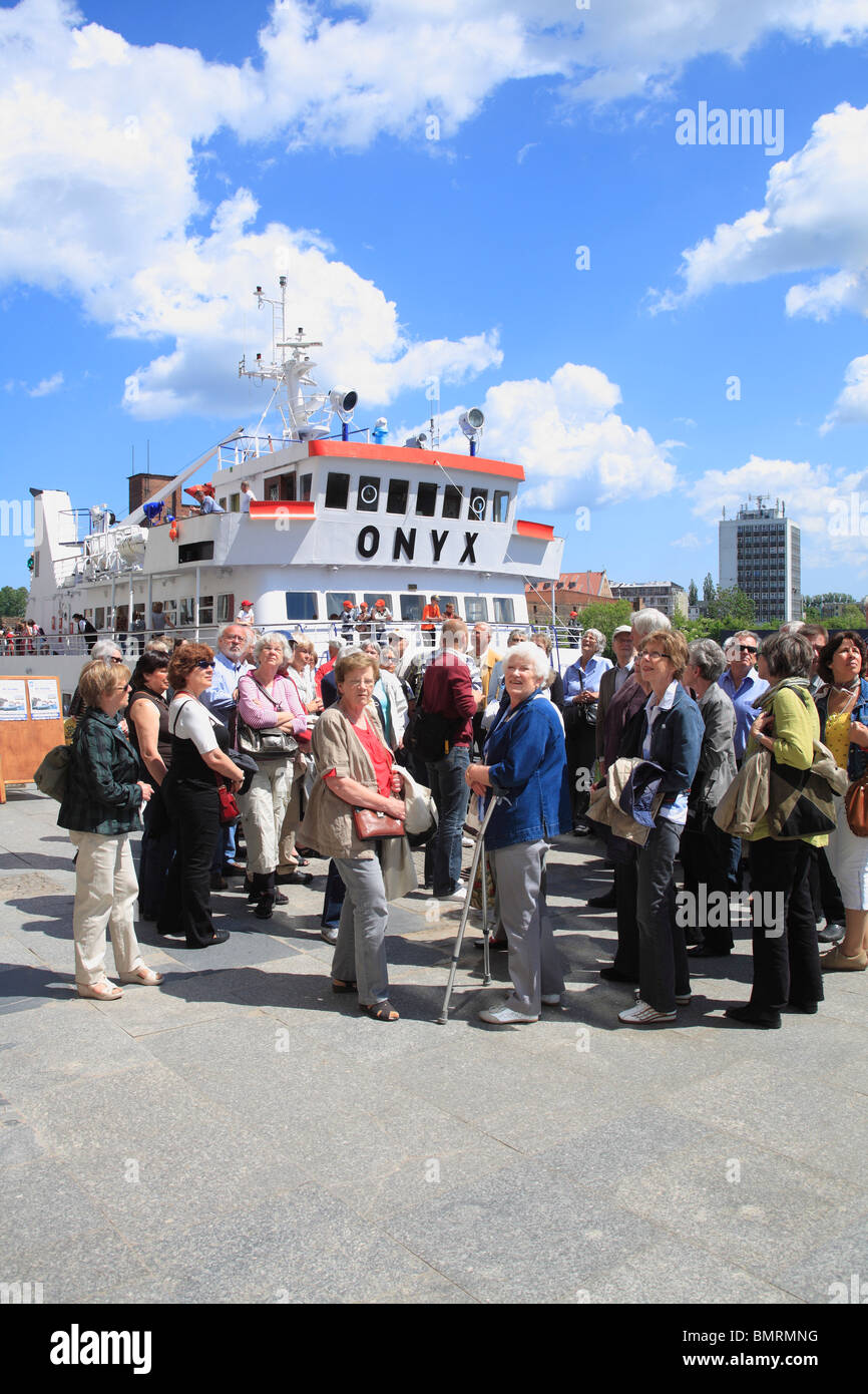 Groupe touristique en face de bateau d'onyx au waterfront gdansk Pologne europe Banque D'Images