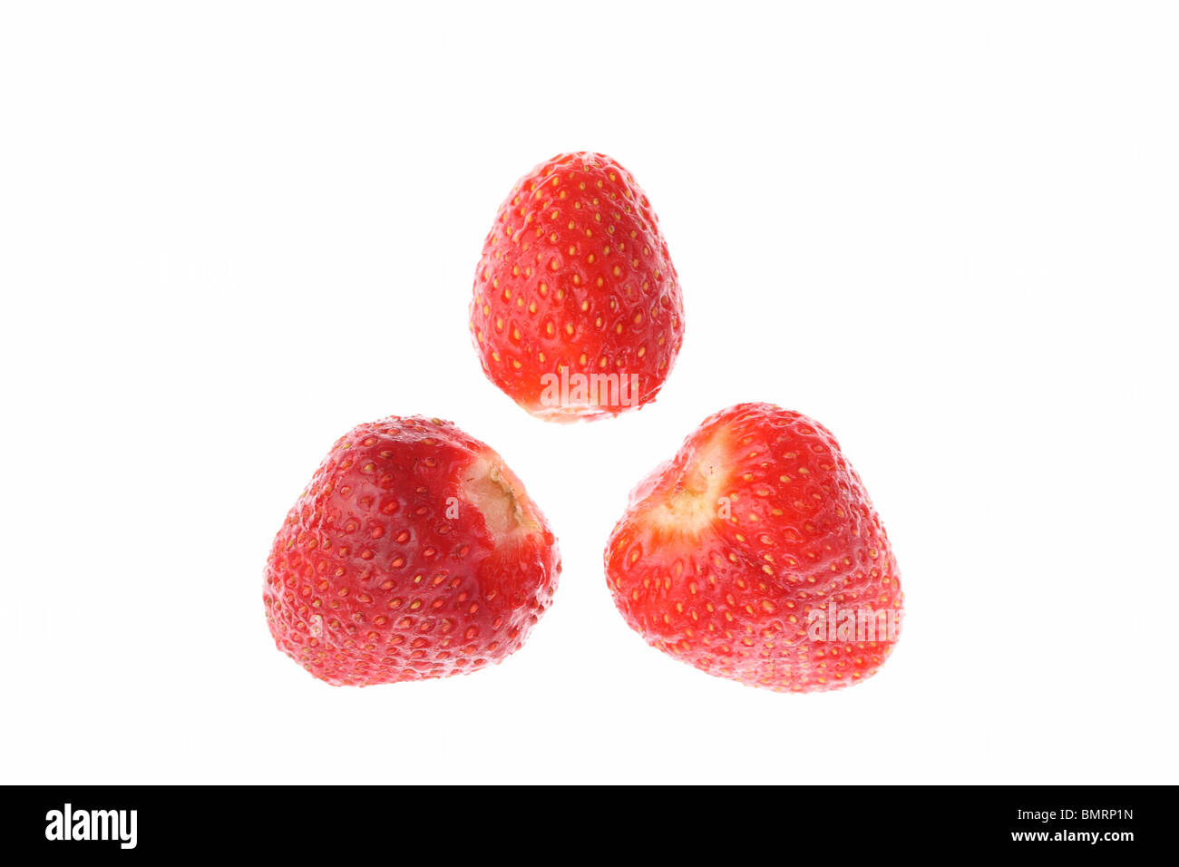 Trois red juicy fraise mûre isolated on white Banque D'Images