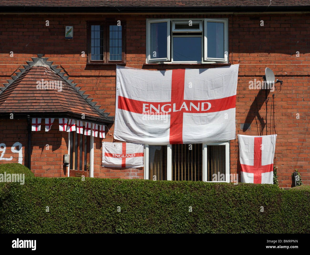 L'Angleterre les drapeaux sur une maison dans une ville du Royaume-Uni à l'appui de l'équipe anglaise de football à la Coupe du Monde 2010. Banque D'Images