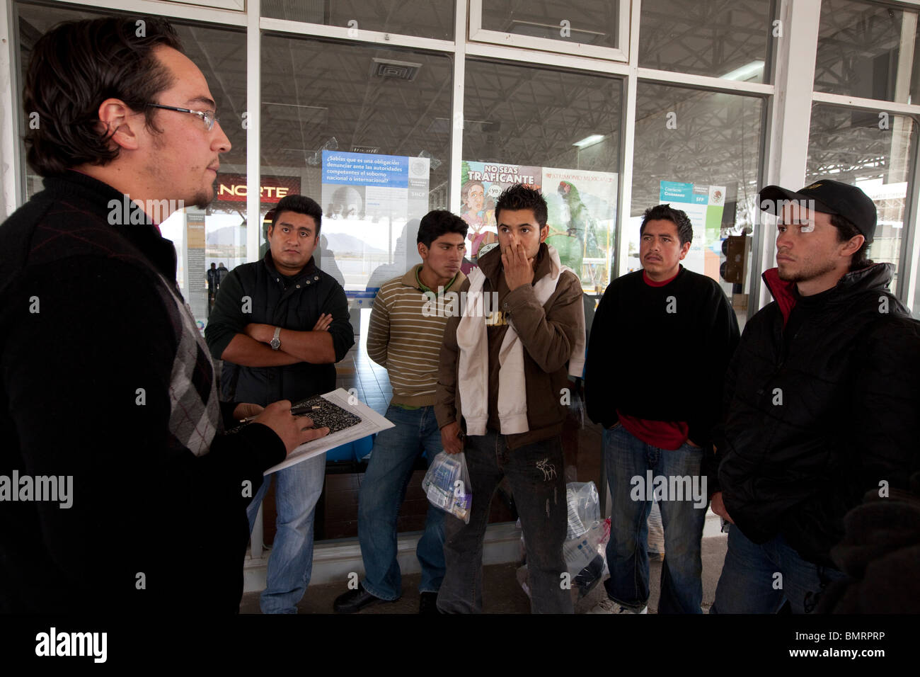 Des étrangers illégaux pris dans la région de Tucson Arizona par le ministère américain de la sécurité intérieure sont ramenés à Ojinaga, Mexique Banque D'Images