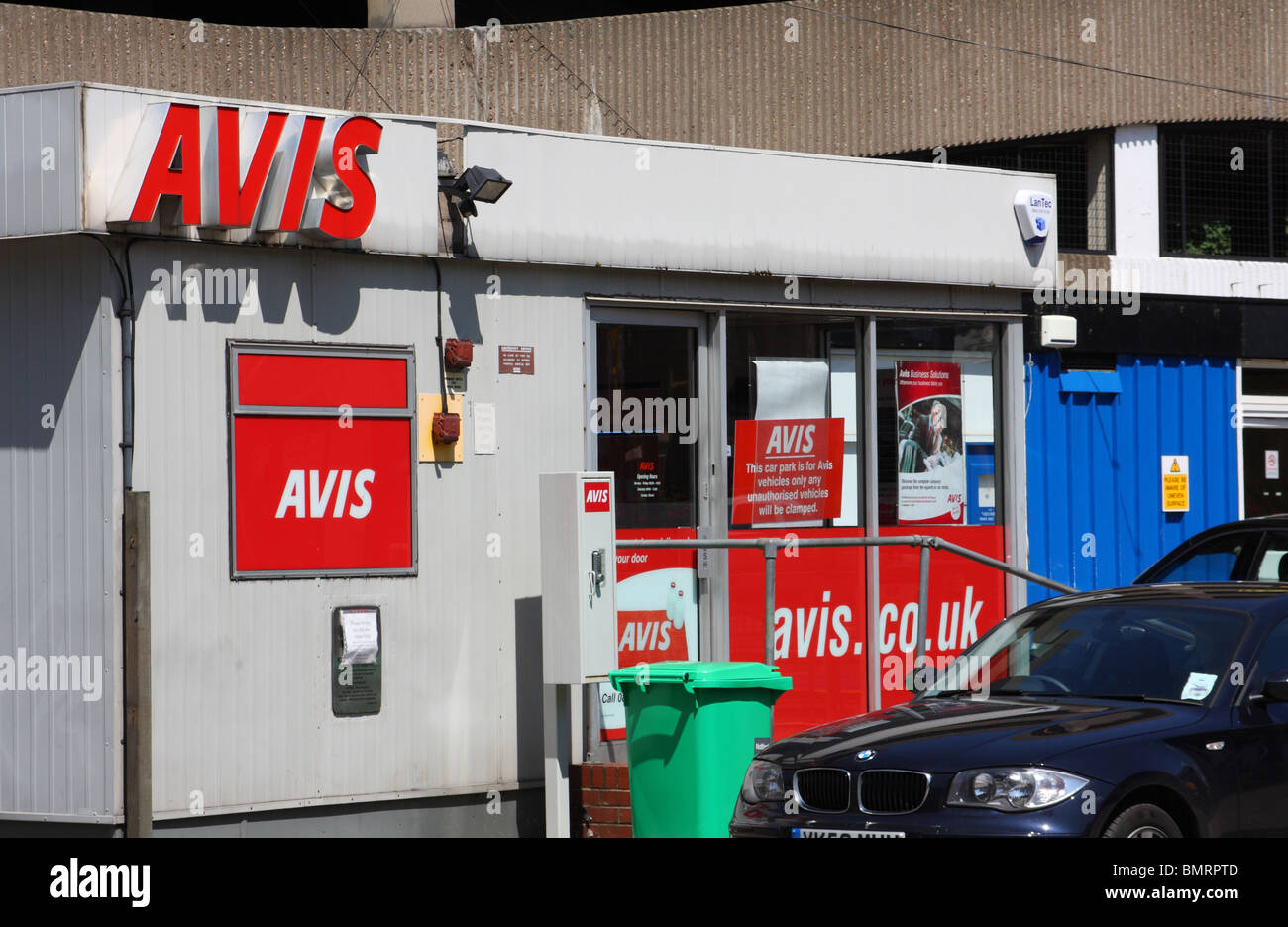 Un bureau de location de voiture chez Avis dans une ville du Royaume-Uni. Banque D'Images Un bureau de location de voiture chez Avis dans une ville du Royaume-Uni. Banque D'Images