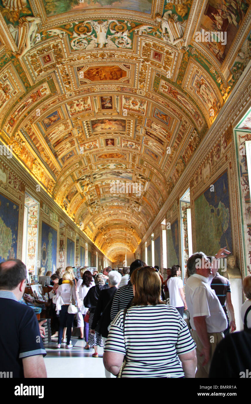 Les touristes en route vers la Chapelle Sixtine, le Vatican, Rome, Italie Banque D'Images