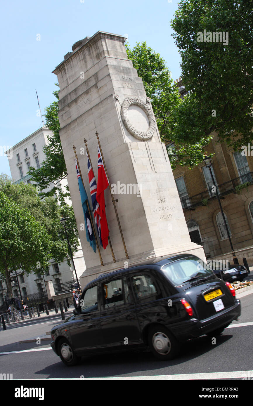 Une conduite de Taxi Londres passé le cénotaphe de Whitehall, Westminster, Londres, Angleterre, Royaume-Uni Banque D'Images