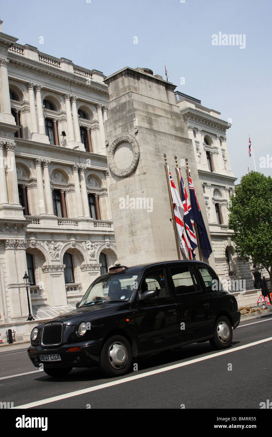 Une conduite de Taxi Londres passé le cénotaphe de Whitehall, Westminster, Londres, Angleterre, Royaume-Uni Banque D'Images