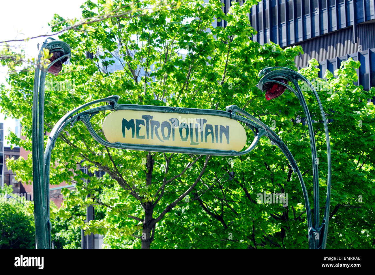 Canada, Montréal, région métropolitaine à signer au Victoria Park Station de métro de Montréal une , une reproduction de la Paris Metro Sign Banque D'Images
