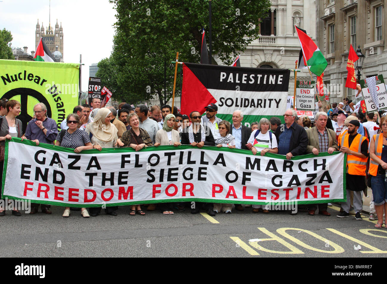 Des manifestants lors de la "Liberté pour la Palestine' démonstration sur Whitehall, Westminster, Londres, Angleterre, Royaume-Uni Banque D'Images