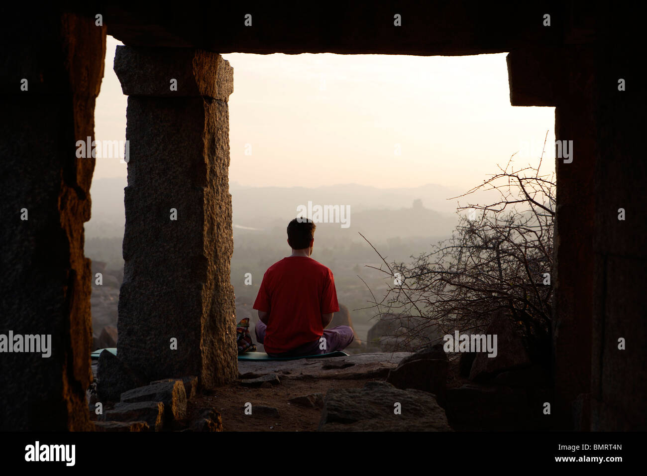 Le lever du soleil, un homme Malyavanta Yogasana, Hill, Hampi, Plateau du Deccan, Taluka, Hospet, Bellary District, de l'État du Karnataka, Inde Banque D'Images