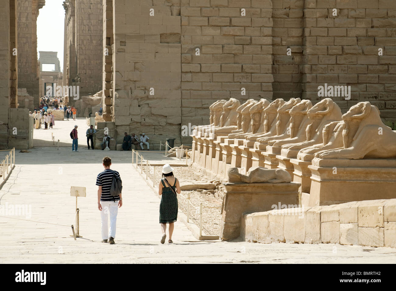 Les touristes à Karnak Temple, Luxor, Egypt Banque D'Images