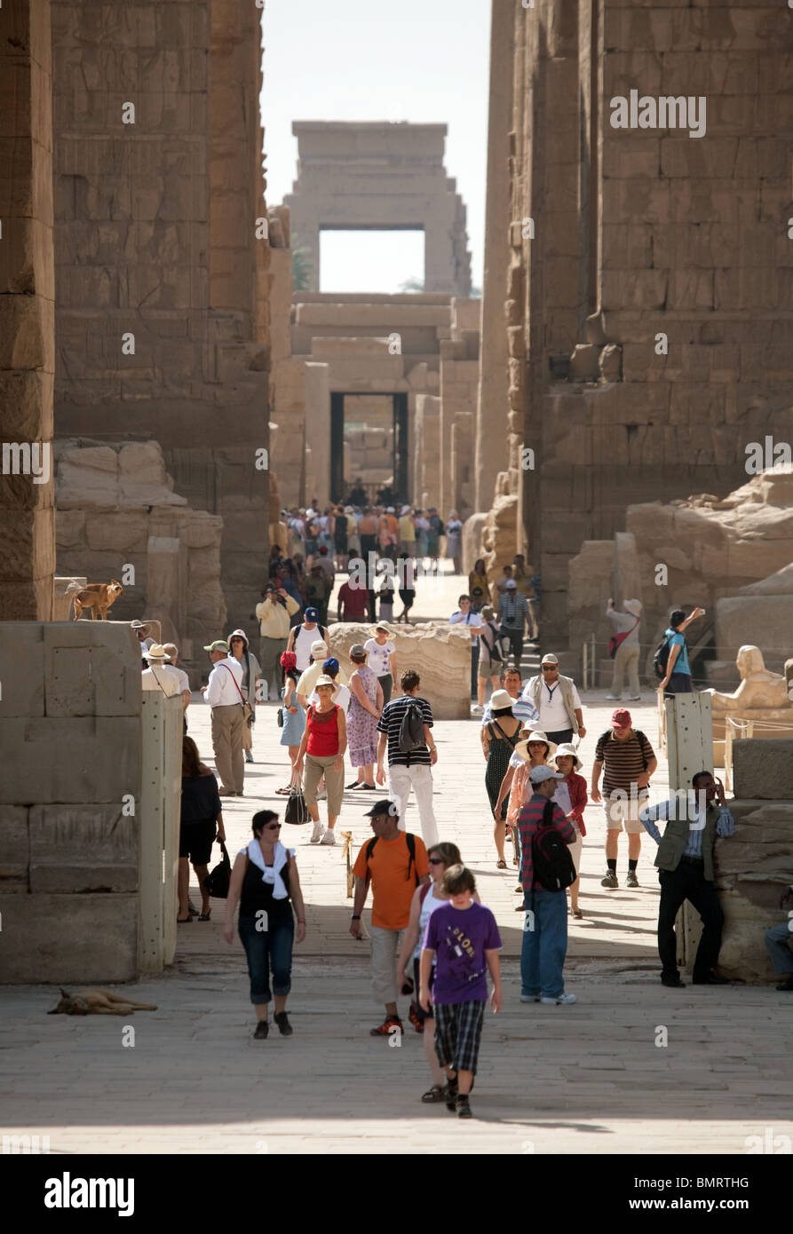 Les touristes à Karnak Temple, Luxor, Egypt Banque D'Images