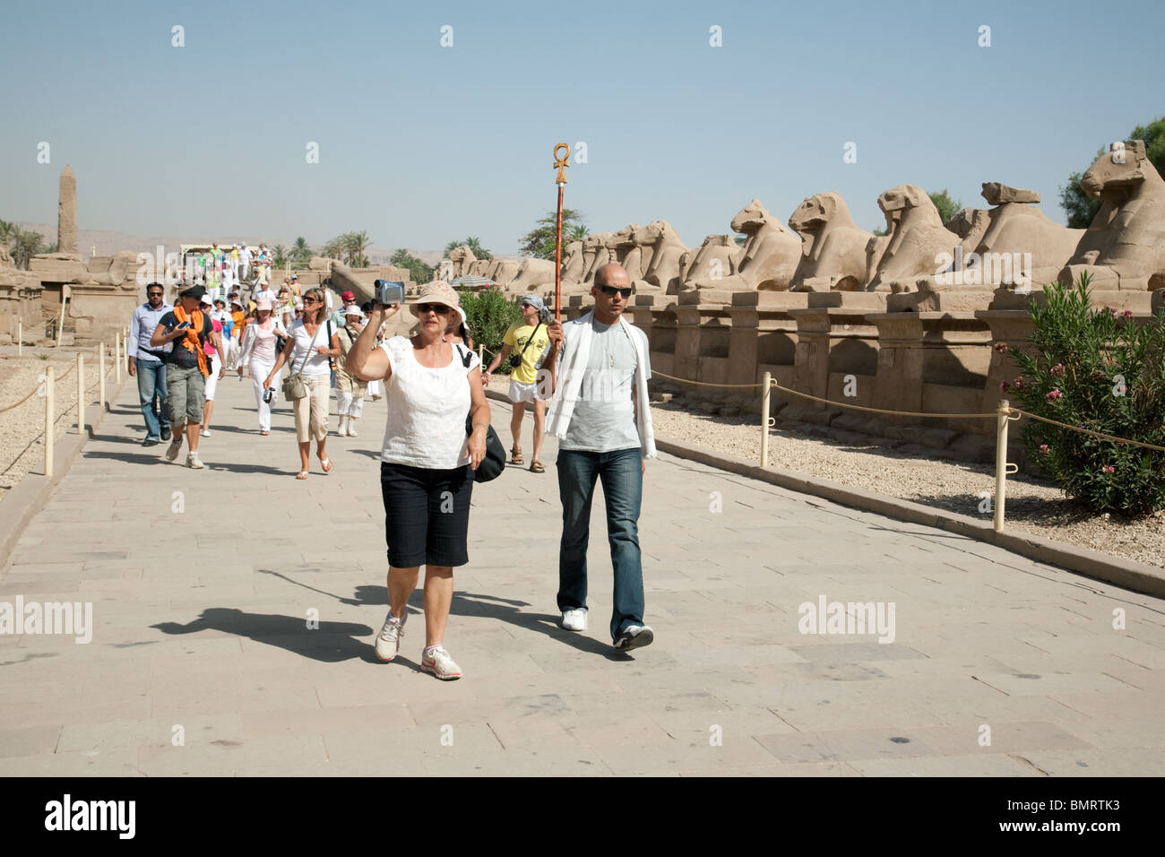 Les touristes sur une visite guidée dans l'Avenue de béliers, le Temple de Karnak, Louxor, Egypte Banque D'Images
