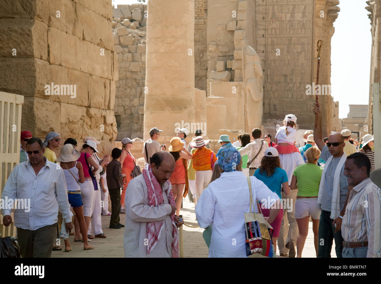 Les touristes sur une visite guidée à la Temple de Karnak, Louxor, Egypte Banque D'Images