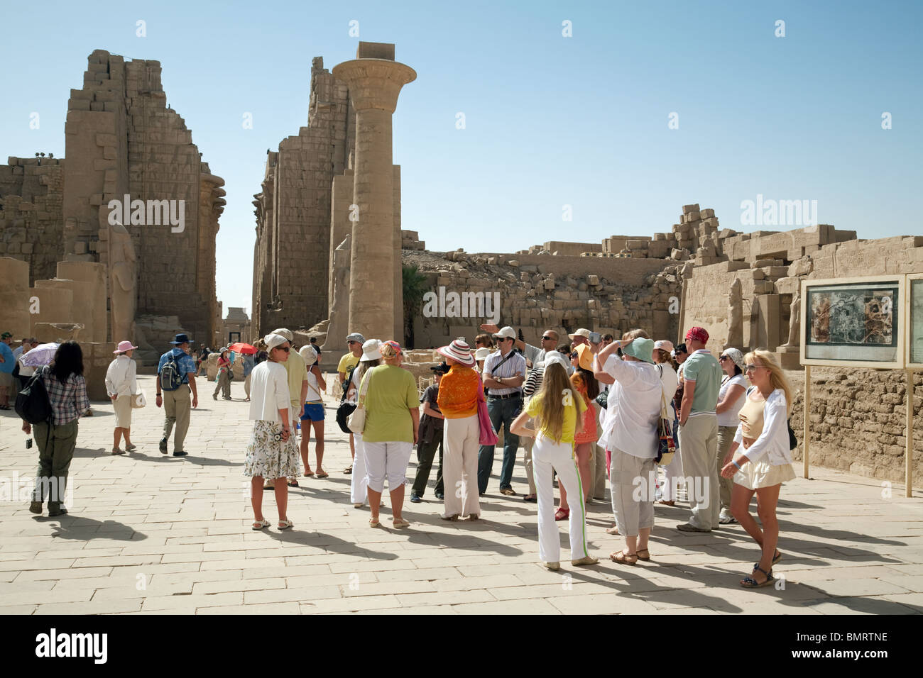 Les touristes sur une visite guidée à la Temple de Karnak, Louxor, Egypte Banque D'Images