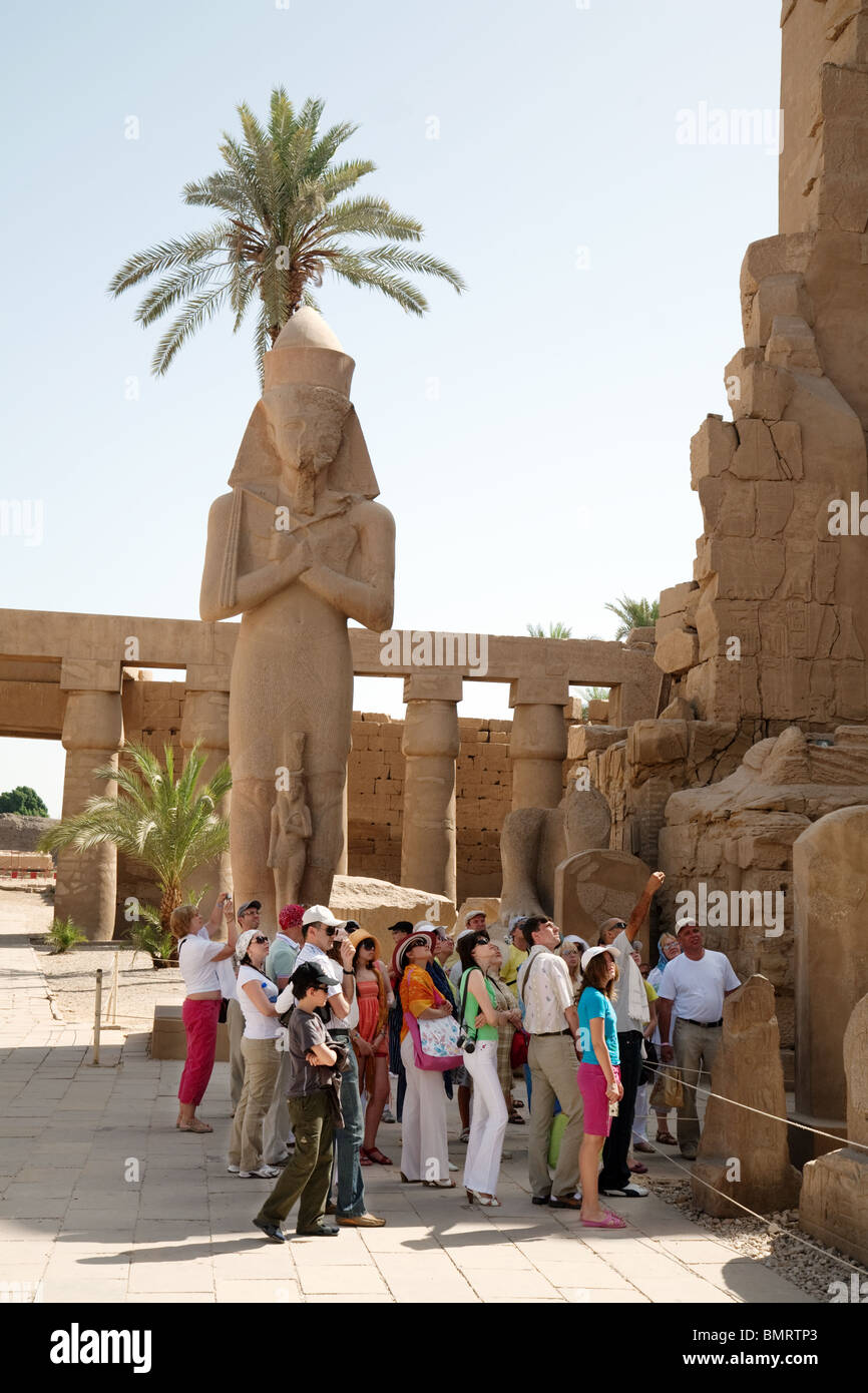 Les touristes sur une visite guidée à la Temple de Karnak, Louxor, Egypte Banque D'Images