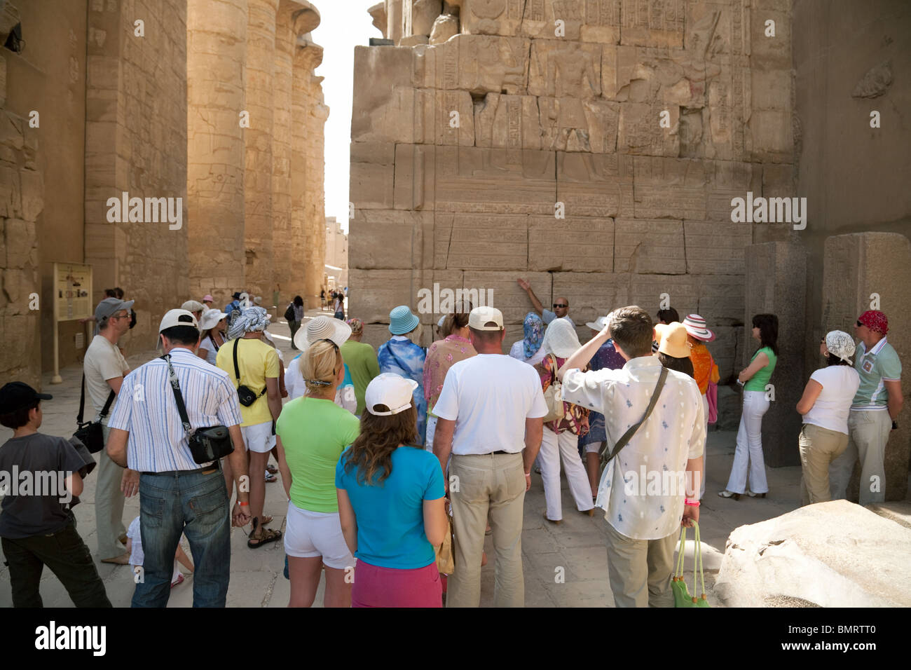 Les touristes sur une visite guidée à la Temple de Karnak, Louxor, Egypte Banque D'Images
