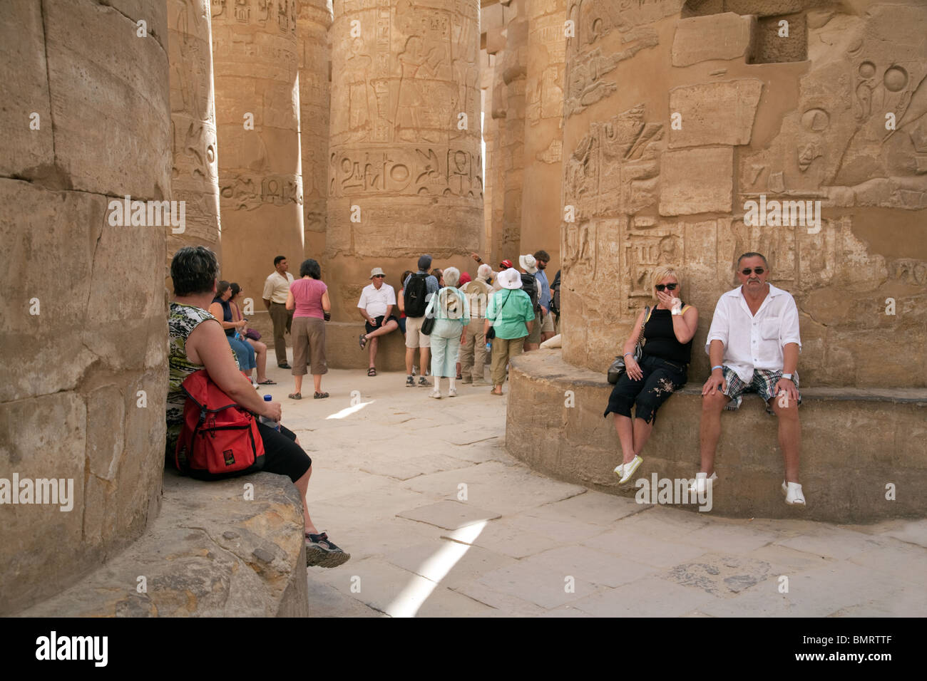 Les touristes à Karnak Temple, Luxor, Egypt Banque D'Images