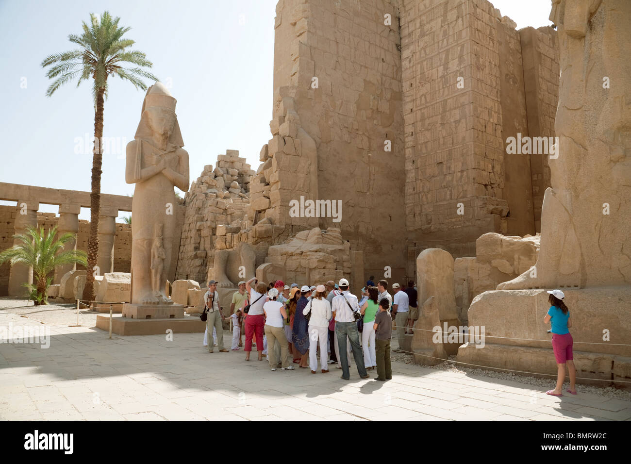 Les touristes sur une visite guidée à la Temple de Karnak, Louxor, Egypte Banque D'Images