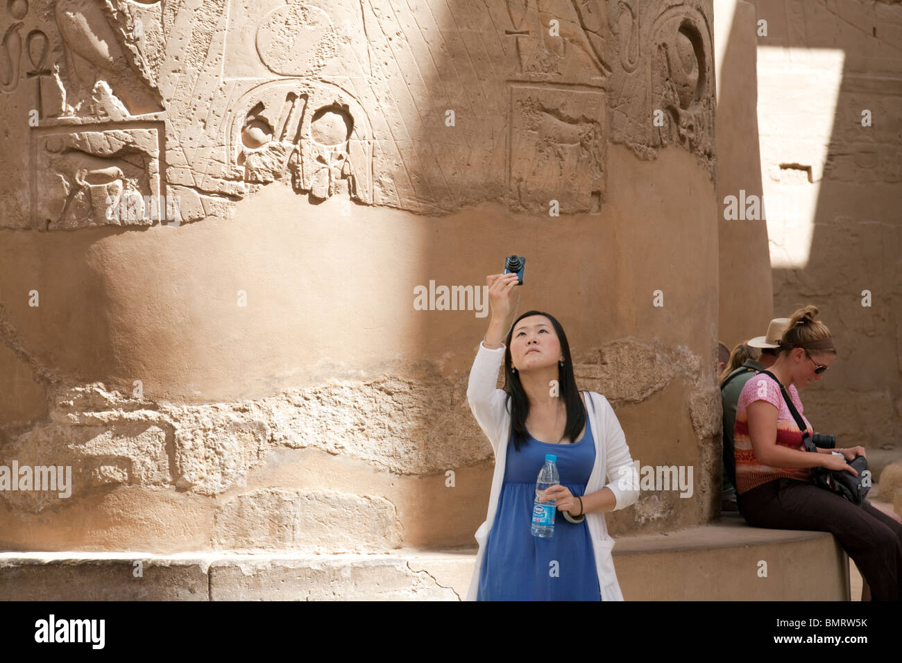 Les touristes de prendre des photos dans le Temple de Karnak, Louxor, Egypte Banque D'Images