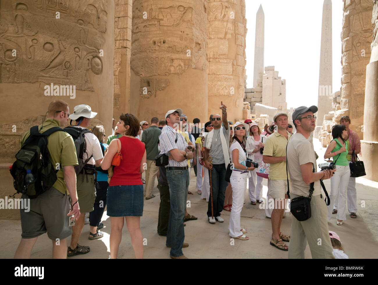 Visite guidée de l'Égypte ; les touristes sur une visite guidée dans la salle hypostyle, le Temple de Karnak, Louxor, Egypte Banque D'Images