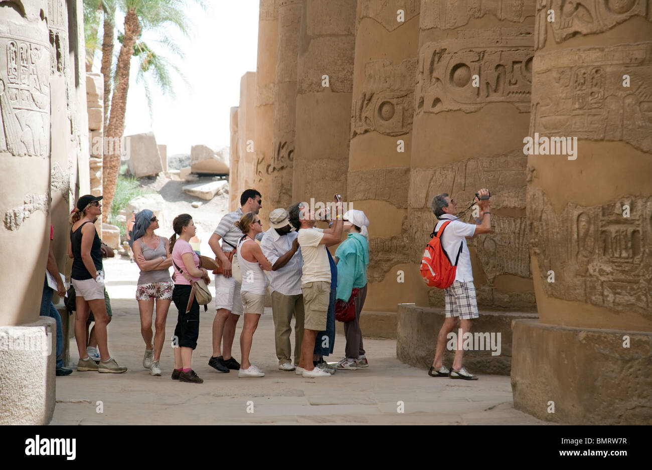 Groupe touristique sur une visite guidée dans la salle hypostyle, le Temple de Karnak, Louxor, Egypte Banque D'Images