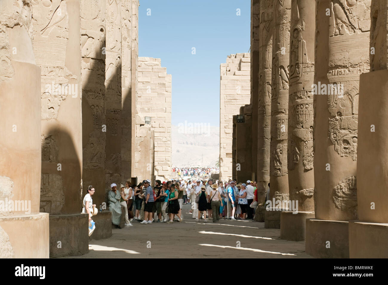 Les touristes à Karnak Temple, Luxor, Egypt Banque D'Images