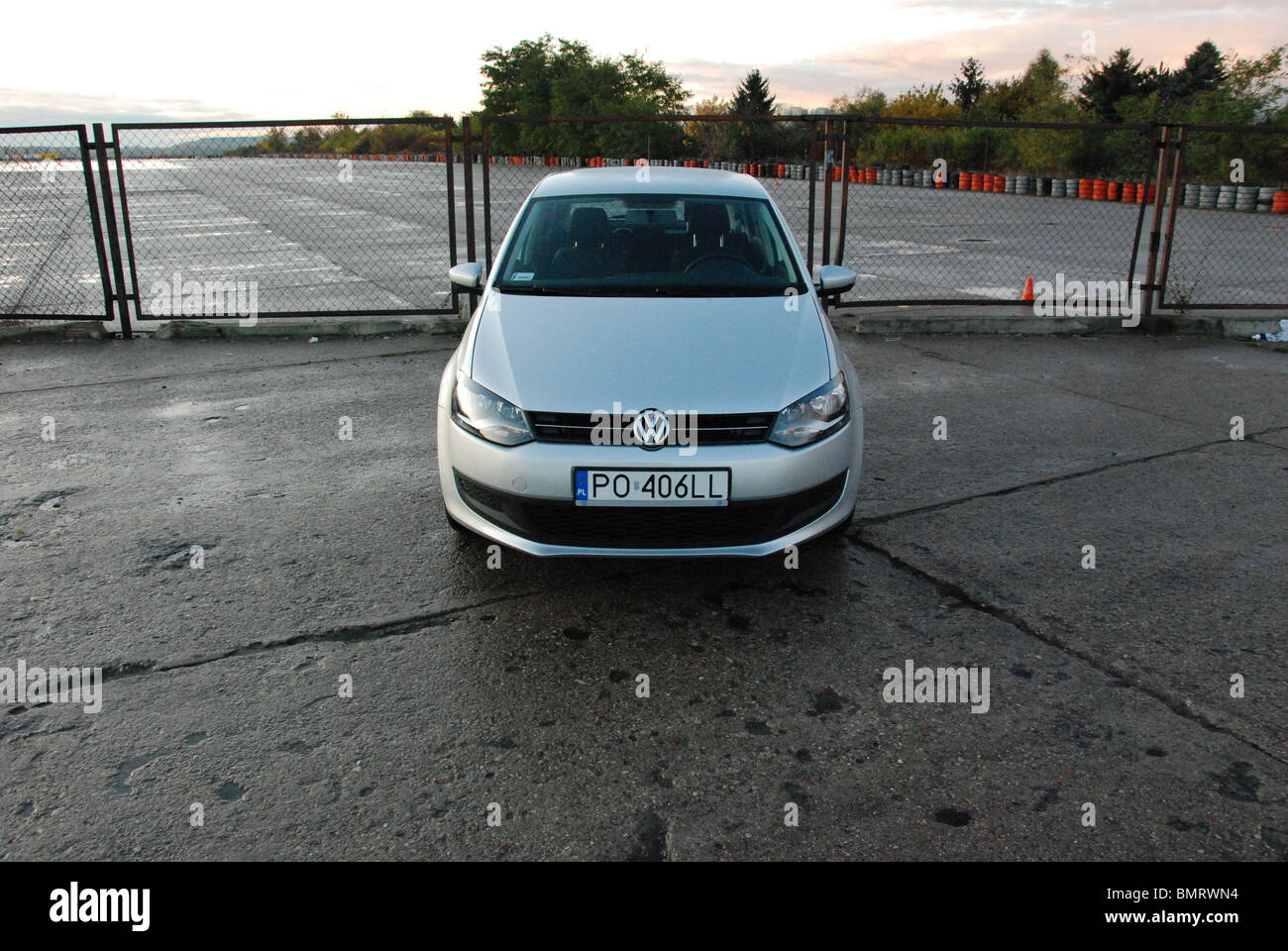 Volkswagen Polo 1.6 TDI - MA 2009 - Silver - 5 portes (5D) - Ville - voiture sous-compacte allemande sur l'espace de stationnement Banque D'Images