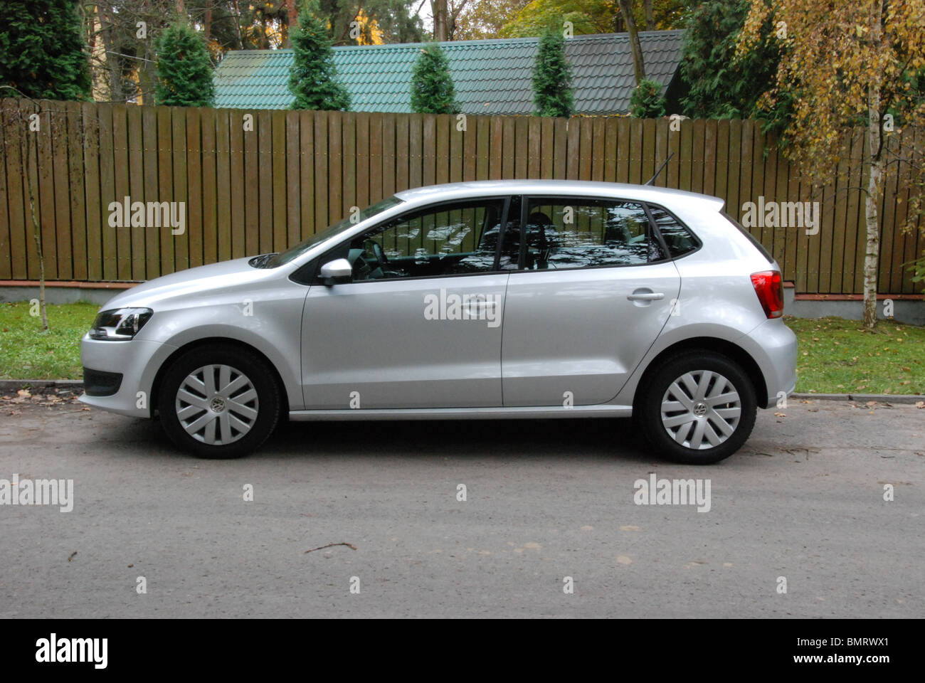 Volkswagen Polo 1.6 TDI - MA 2009 - Silver - 5 portes (5D) - Ville - voiture sous-compacte allemande sur l'espace de stationnement Banque D'Images