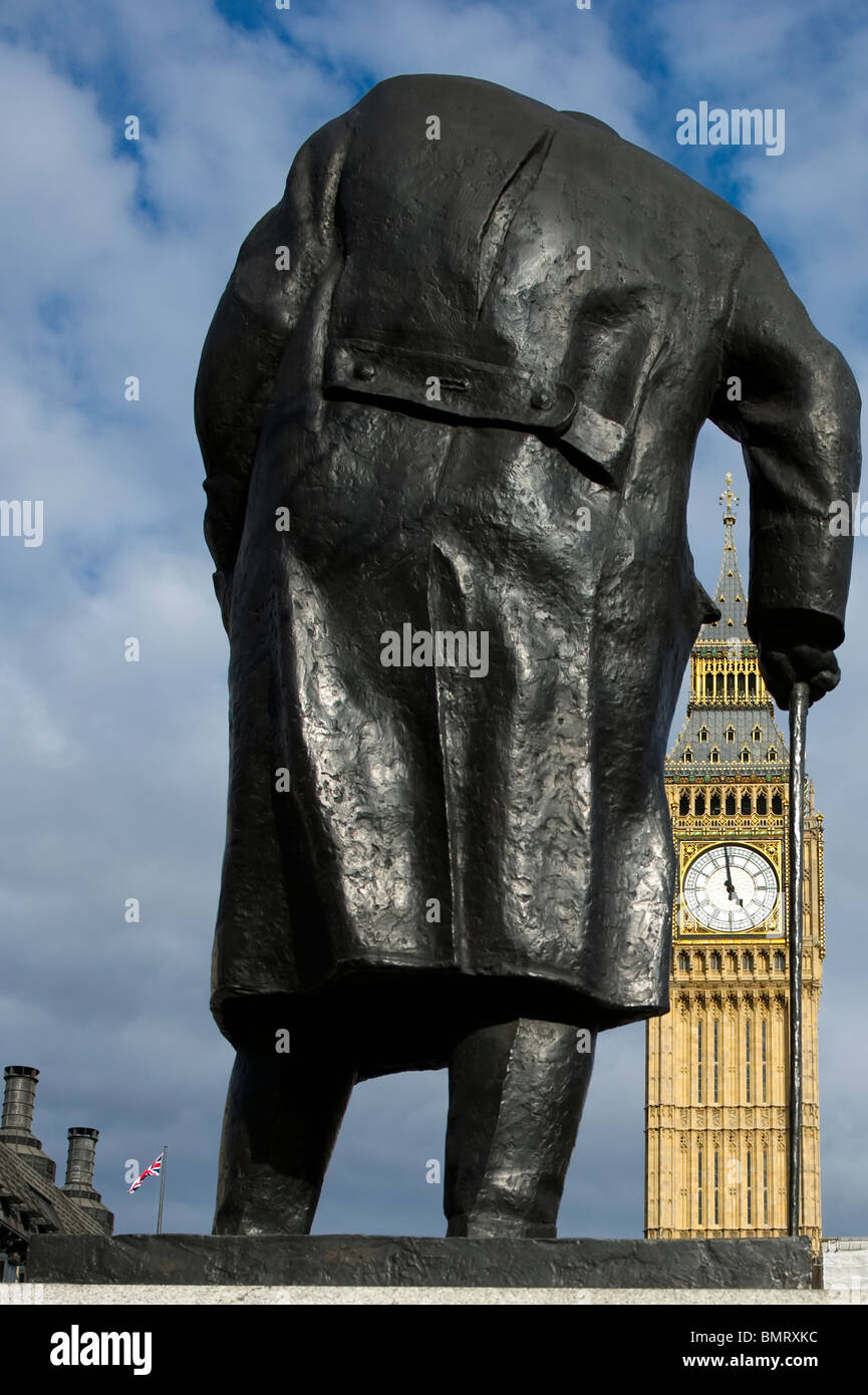 Statue de Sir Winston Churchill et les chambres du Parlement à Londres, en Angleterre. Banque D'Images