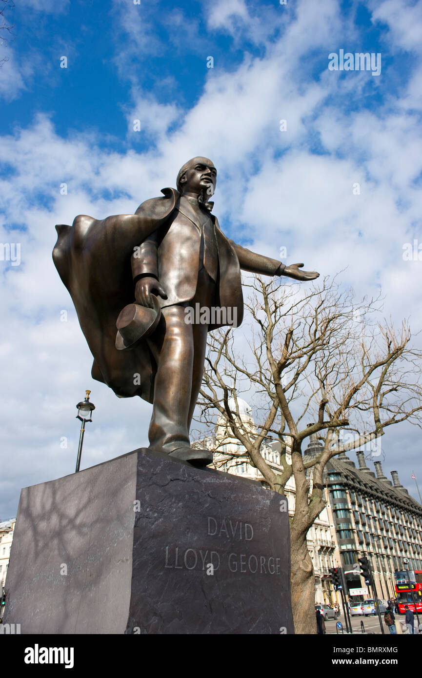 Statue en bronze de David Lloyd George donne sur la place du Parlement à Londres. Banque D'Images