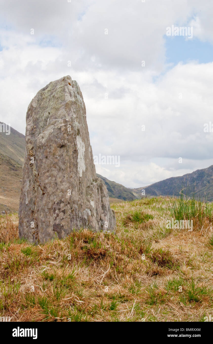 Pierre néolithique dans les Macgillycuddy Reeks,Co. Kerry, Irlande Banque D'Images