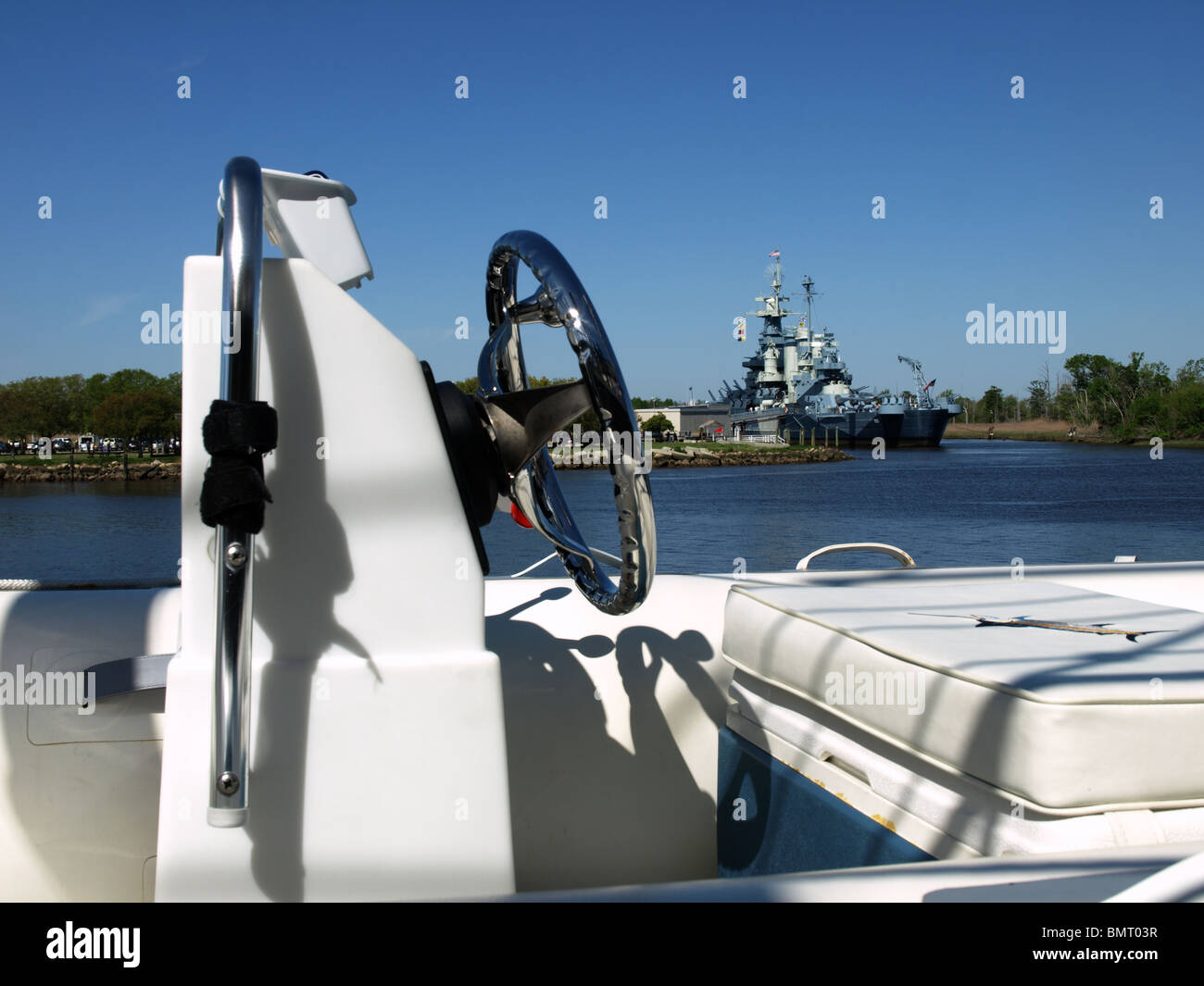 Volant sur une embarcation de plaisance à l'échelle jusqu'à l'USS North Carolina ombre Banque D'Images