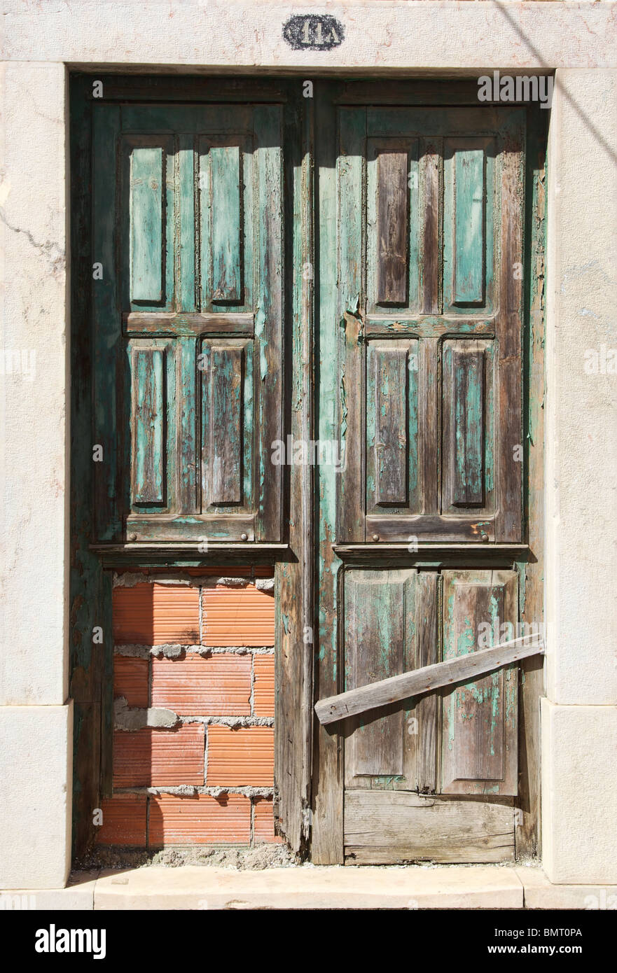 Porte en bois vert pâle rustique du Vieux Monde l'Europe Banque D'Images