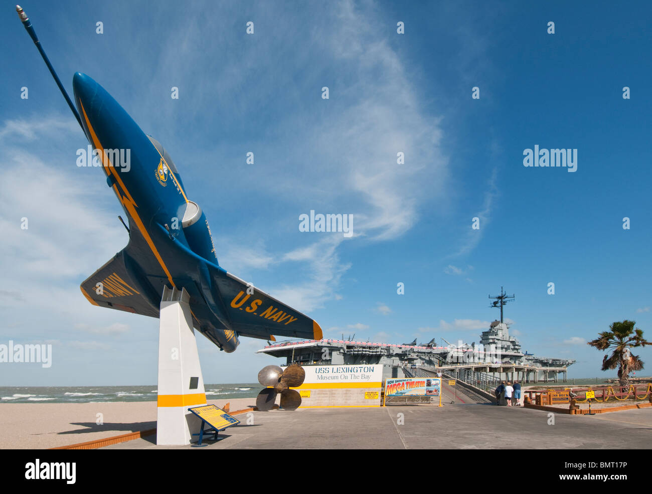 Texas, Corpus Christi, USS Lexington Museum, la seconde guerre mondiale, deux porte-avions de l'époque, A-4 Skyhawk avion en couleurs Blue Angels Banque D'Images