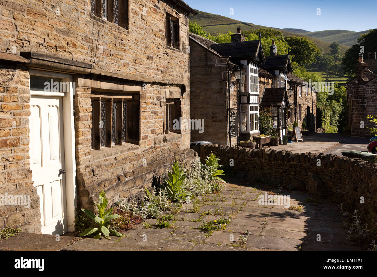 UK, Derbyshire, Edale, Le Vieux Nag's Head Pub, point de départ officiel de la Pennine Way chemin longue distance Banque D'Images