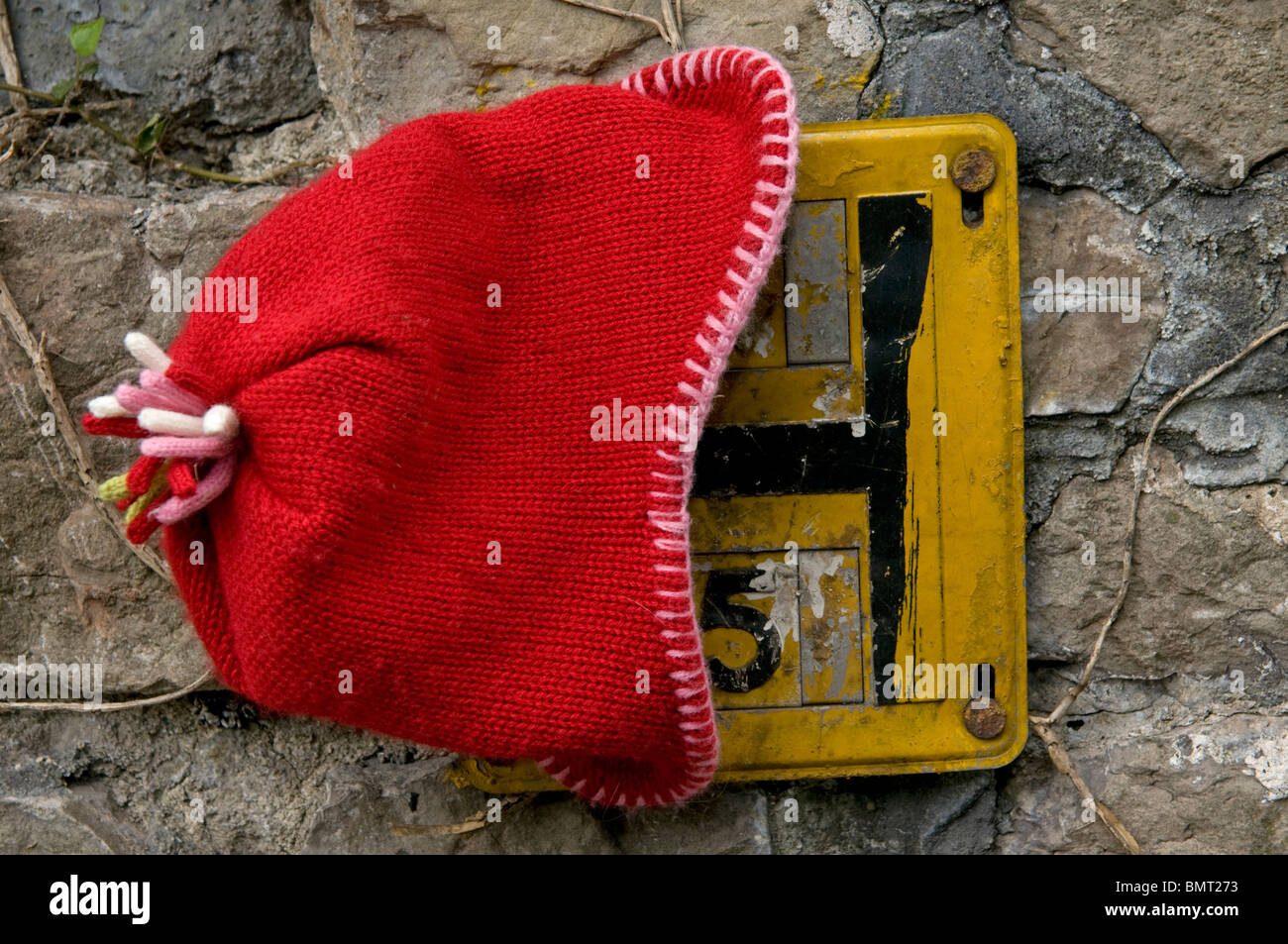 Red Hat perdu placé sur un poteau incendie sign Banque D'Images