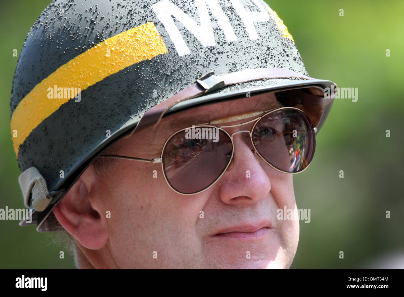 Un homme de la police militaire MP dans un casque Banque D'Images