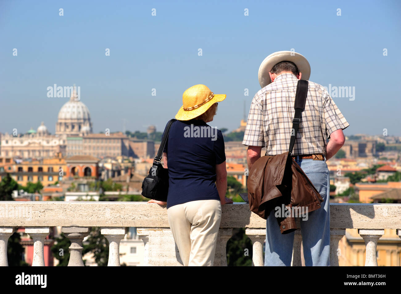 Italie, Rome, colline de Pincio, point de vue surplombant la Piazza del Popolo, touristes Banque D'Images