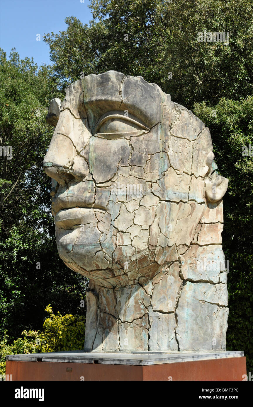 Tindaro "Screpolato' bronze par Igor Mitoraj dans les jardins de Boboli, Florence, Italie, Europe Banque D'Images