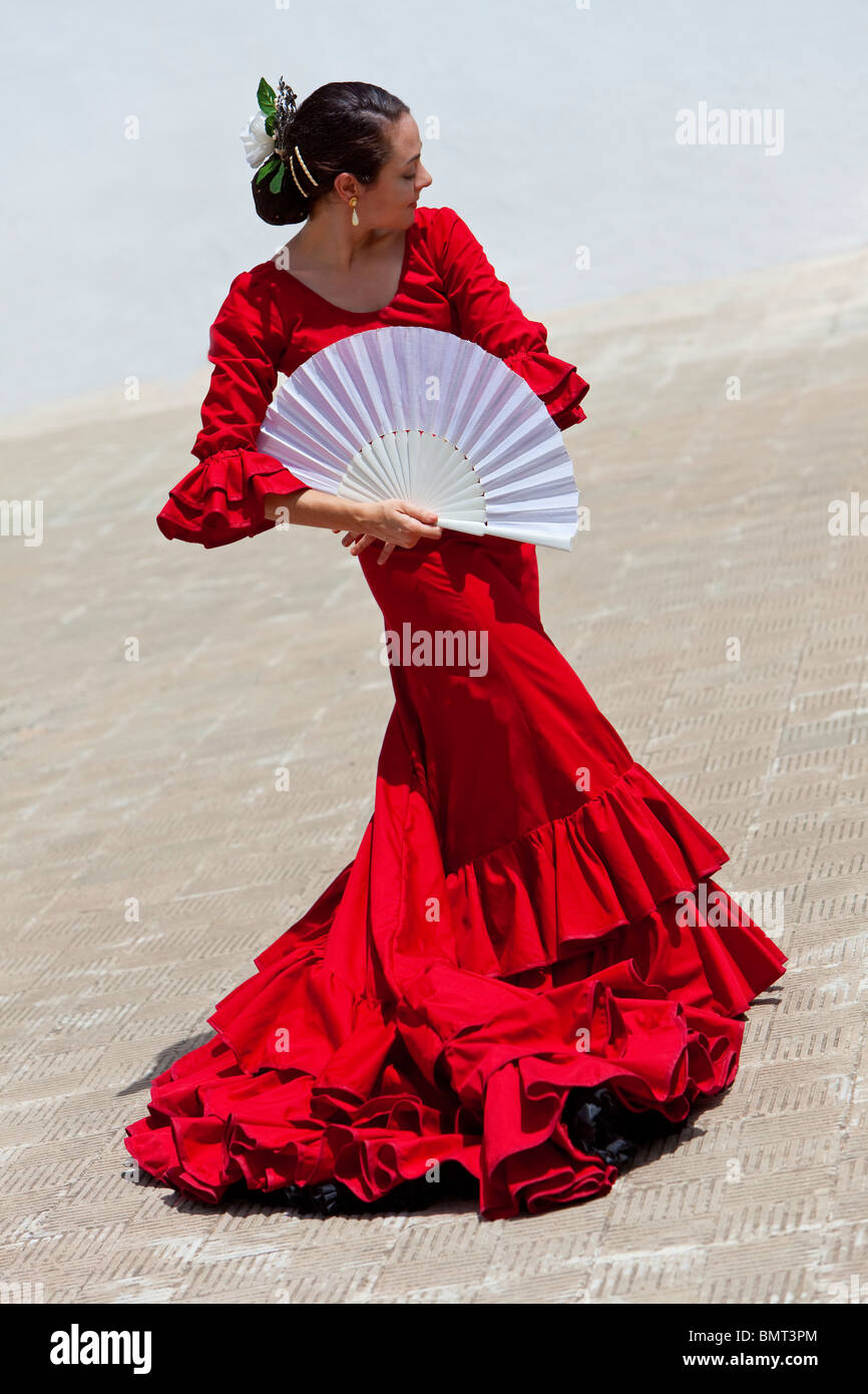 Danseuse de flamenco espagnol traditionnel femme dansant dans une robe rouge  avec un ventilateur blanc Photo Stock - Alamy