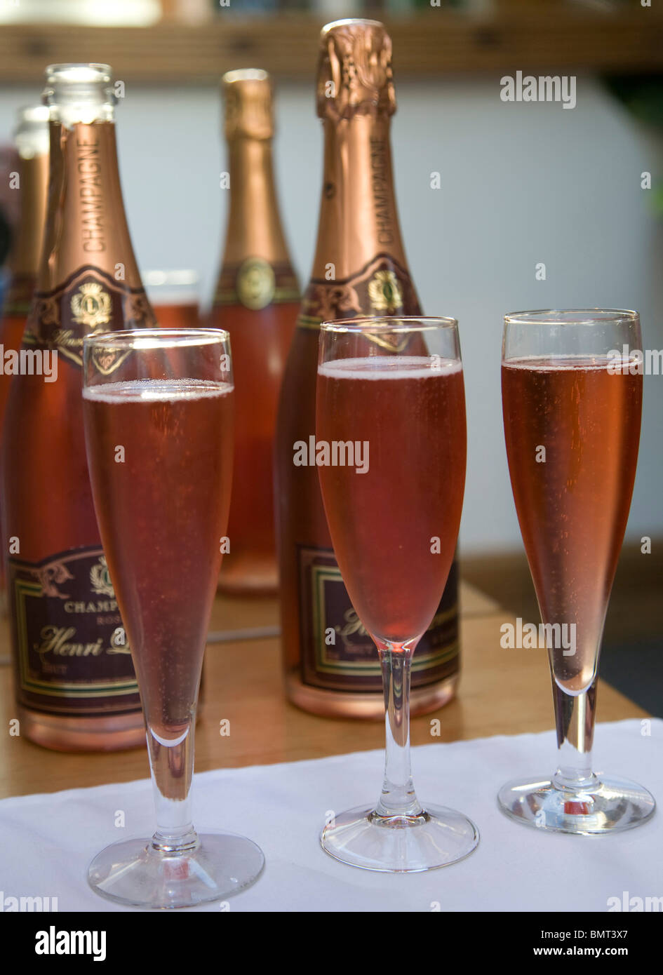 Champagne rose est versé lors d'une fête Banque D'Images