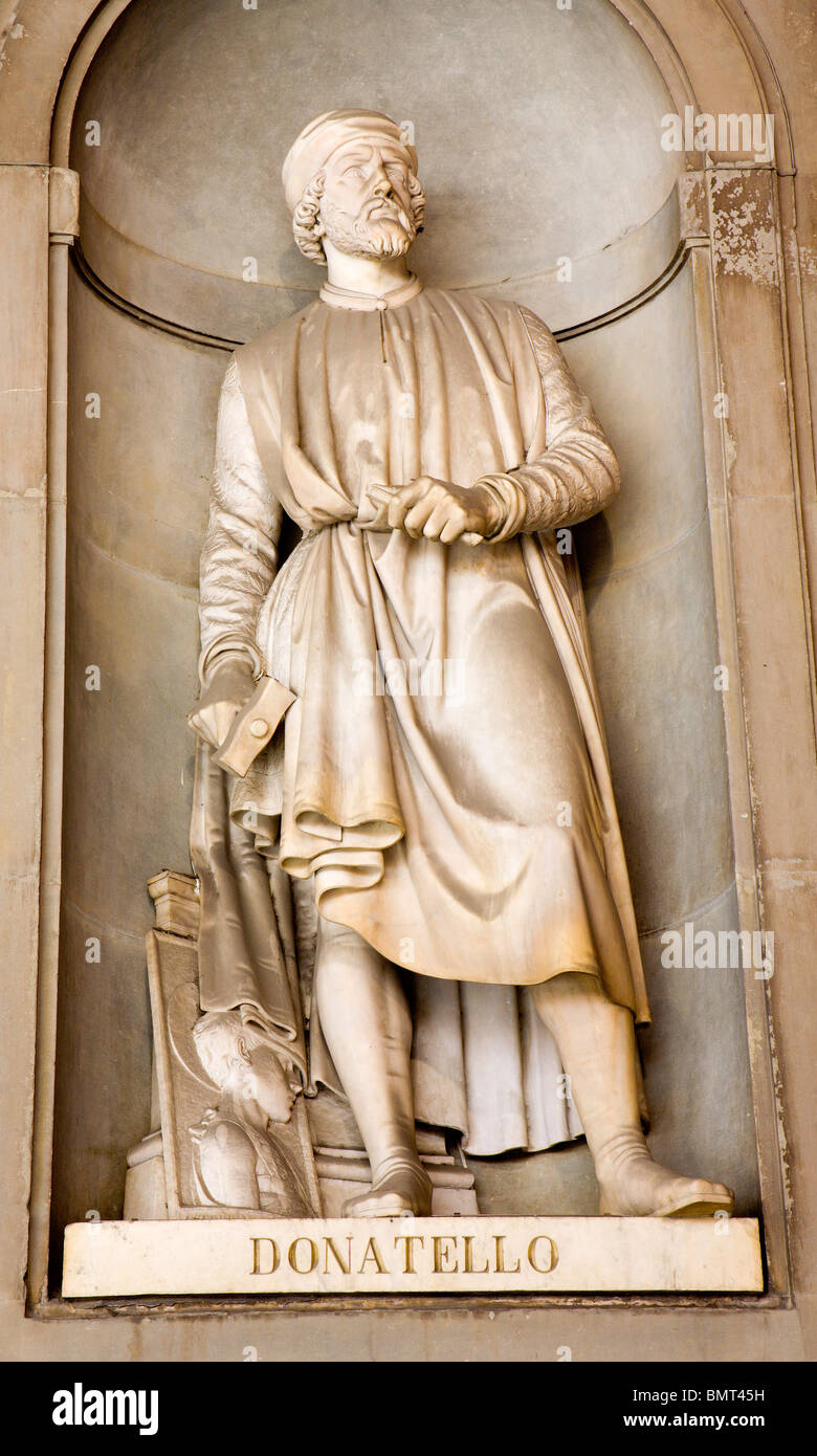 Florence - Doatello statue sur la façade de la galerie des Offices par Girolamo Torrini. Banque D'Images