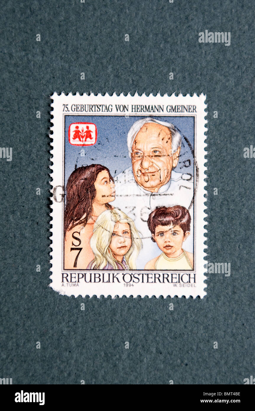 Hermann Gmeiner dans un timbre autrichien Banque D'Images