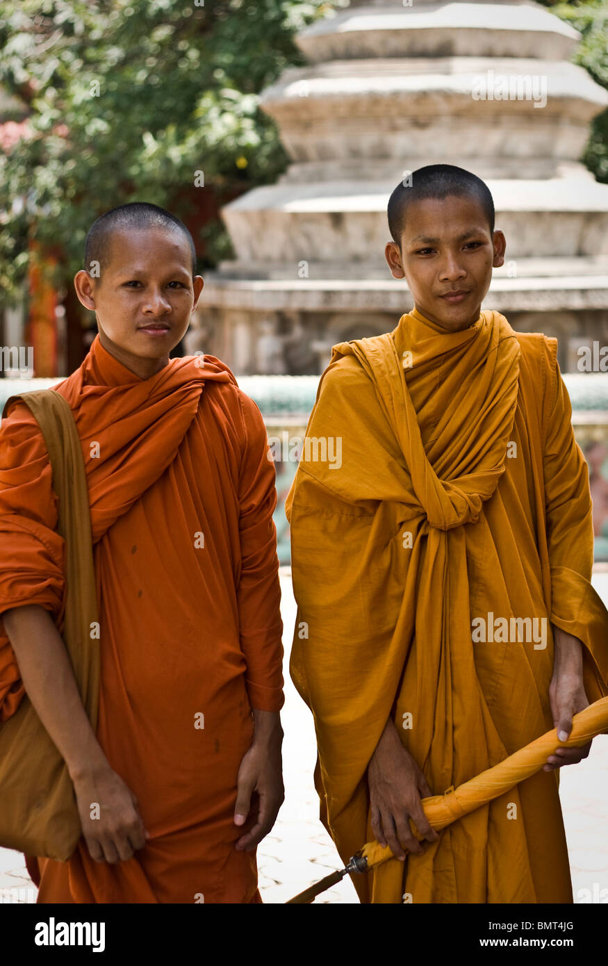 Deux jeunes moines tête hors de l'école près de Angkor Wat, à partir de la pagode, à Siem Reap, Cambodge Banque D'Images