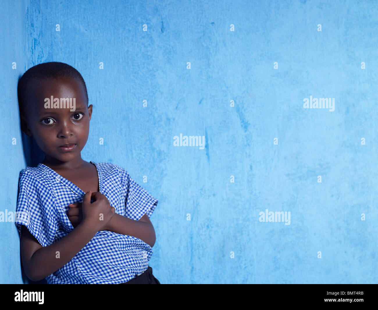 Petit enfant africain dans le coin d'une pièce au Rwanda, génocide post Banque D'Images