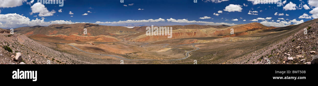 Vaste panorama d'un désert rocheux pris sur la région du nord-ouest de l'Argentine. Vous pouvez voir le lac salé loin derrière les montagnes. Banque D'Images