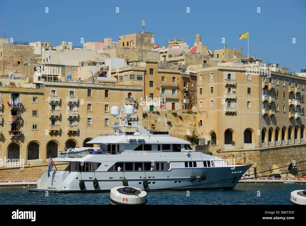 Sliema, Malte. Un yacht de luxe traverse Senglea (L-Isla) sur son chemin de Dockyard Creek dans le Grand Port. 2010. Banque D'Images