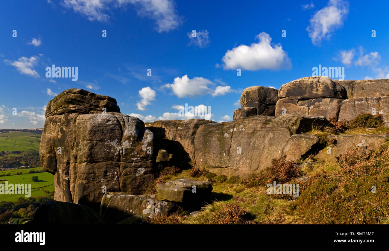 Au sommet des rochers de bord Curbar dans le parc national de Peak District, dans le Derbyshire England UK avec ciel bleu et nuages blancs Banque D'Images