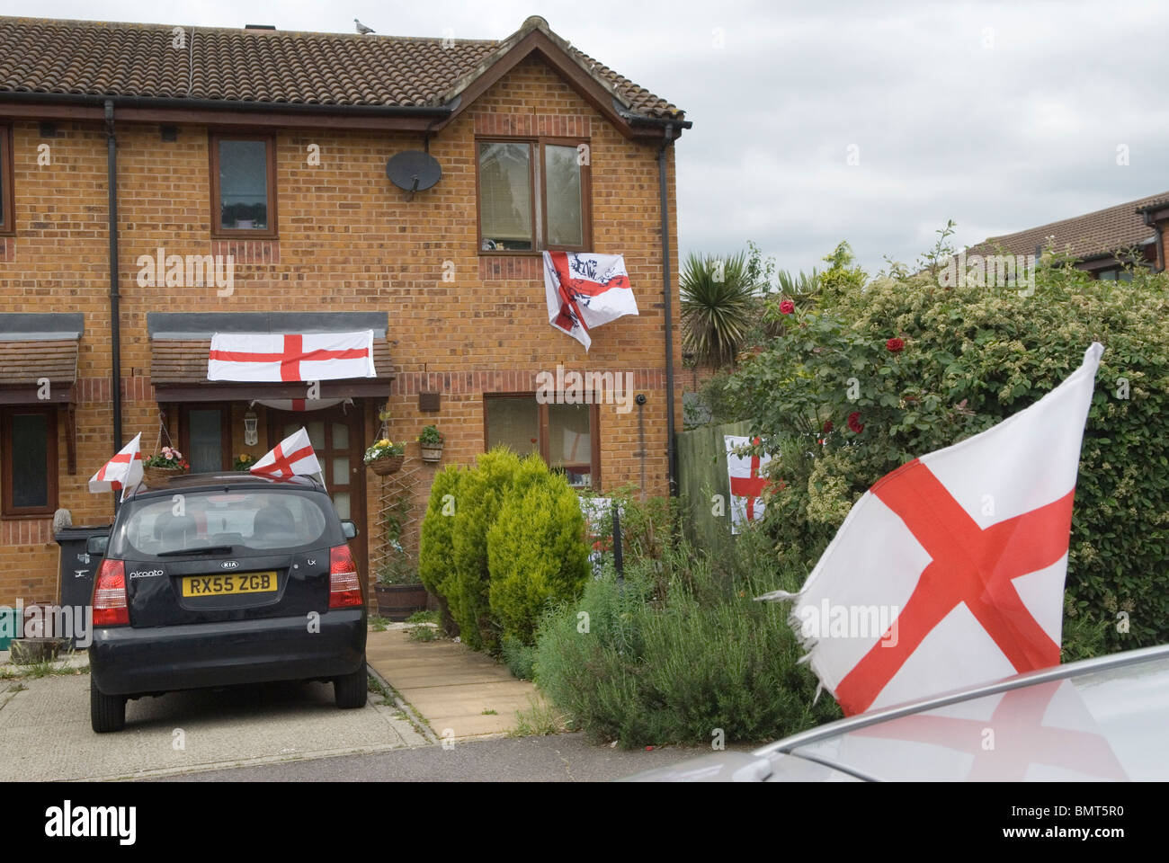 Drapeau anglais drapeaux décorés d'une maison et d'une voiture 2010excitation Coupe du monde Londres Angleterre des années 2010 Royaume-Uni HOMER SYKES Banque D'Images