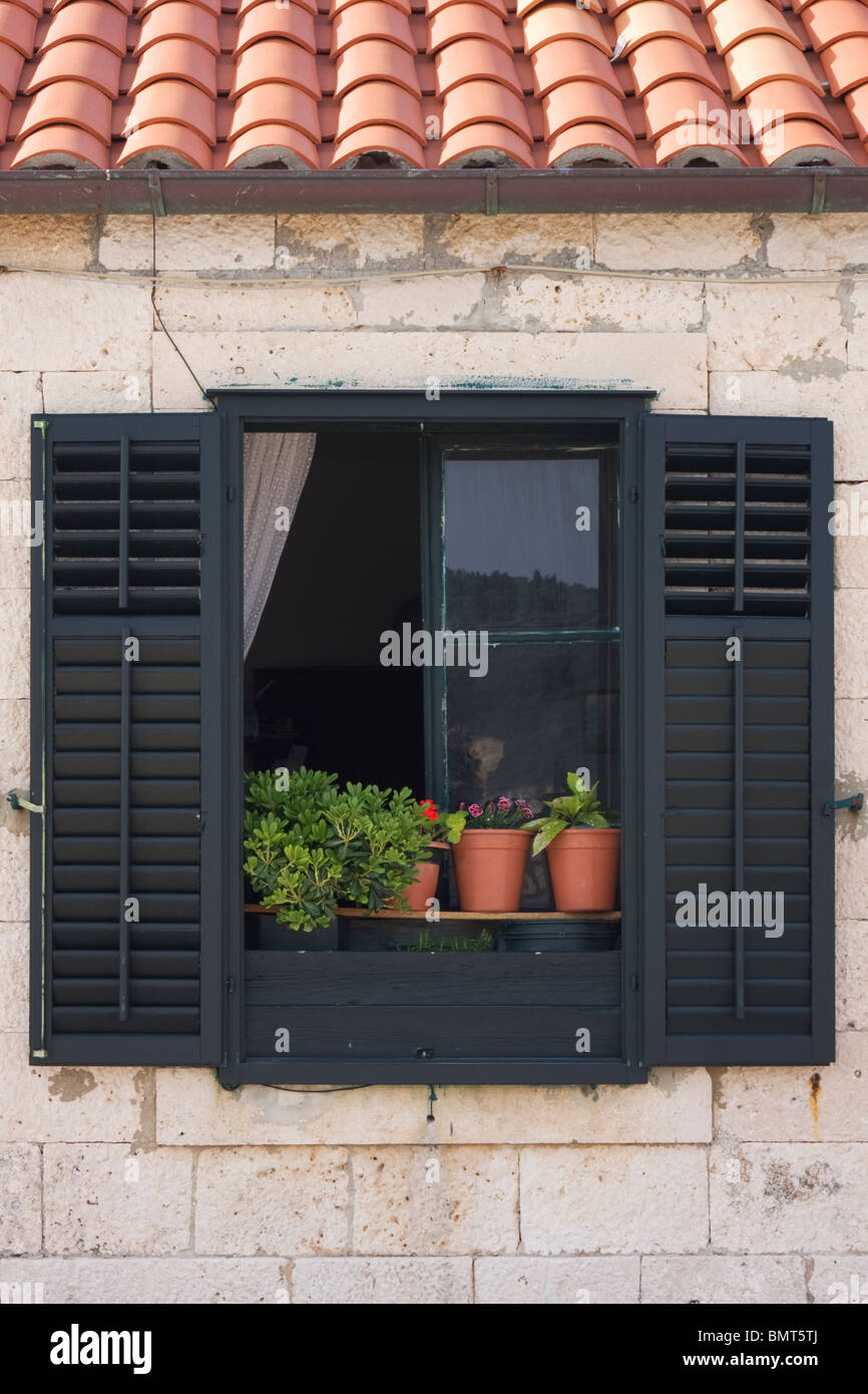 Ouvrir fenêtre avec volets noir à Dubrovnik, Dalmatie, Croatie Banque D'Images