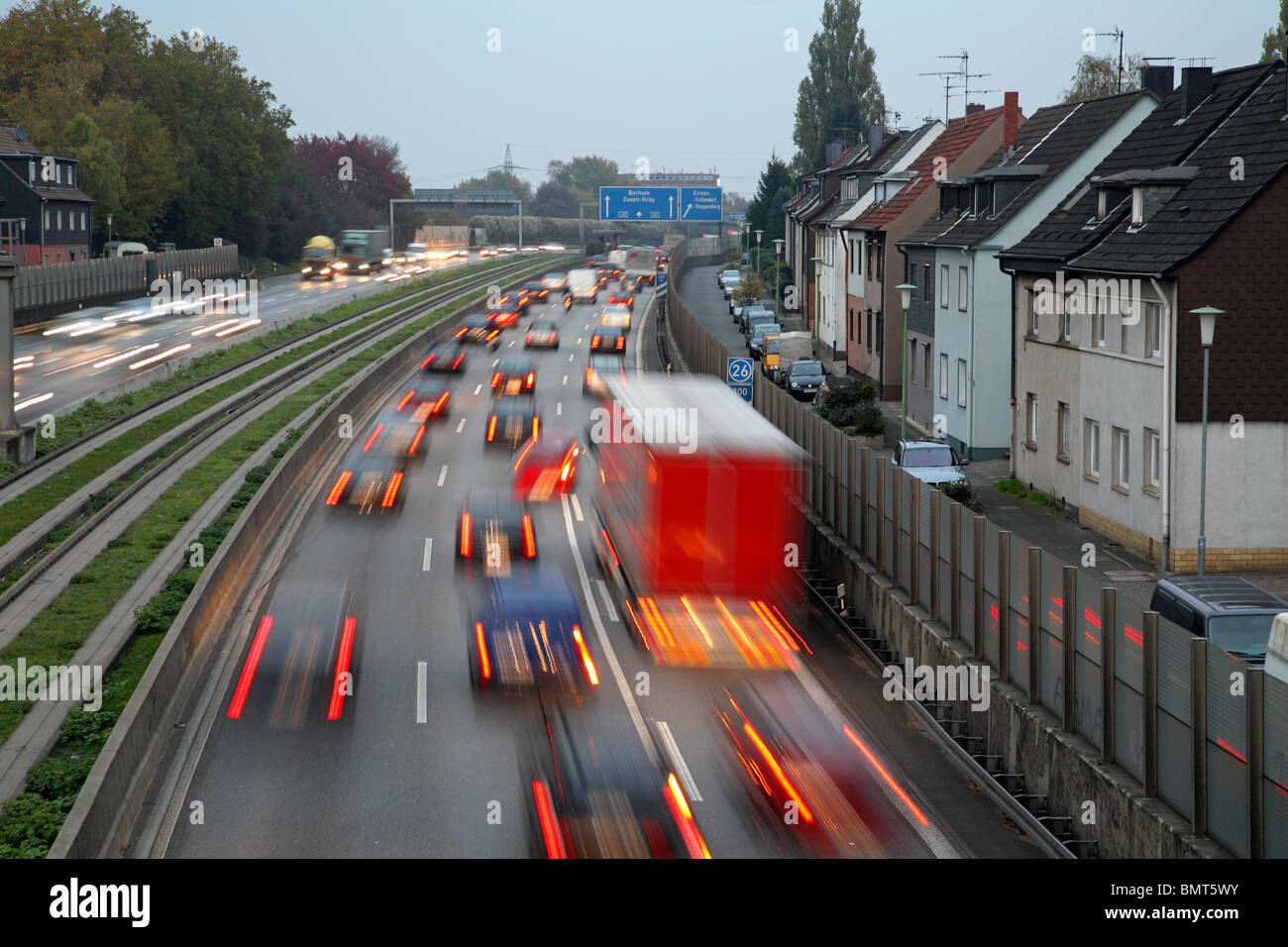 L'heure sur l'autoroute A40, Essen, Allemagne Banque D'Images