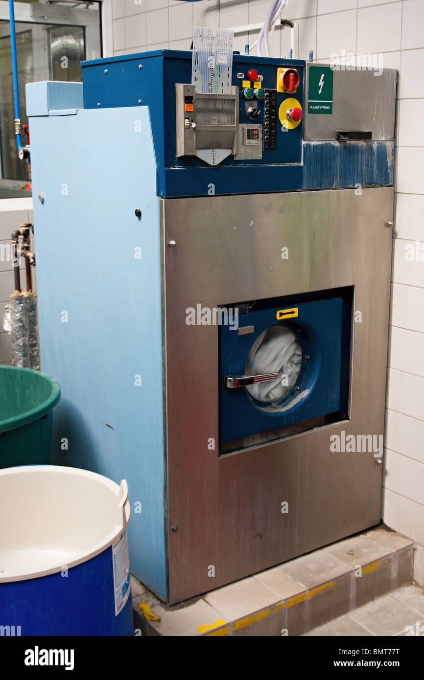 Machines à laver industrielles dans une laverie automatique Banque D'Images